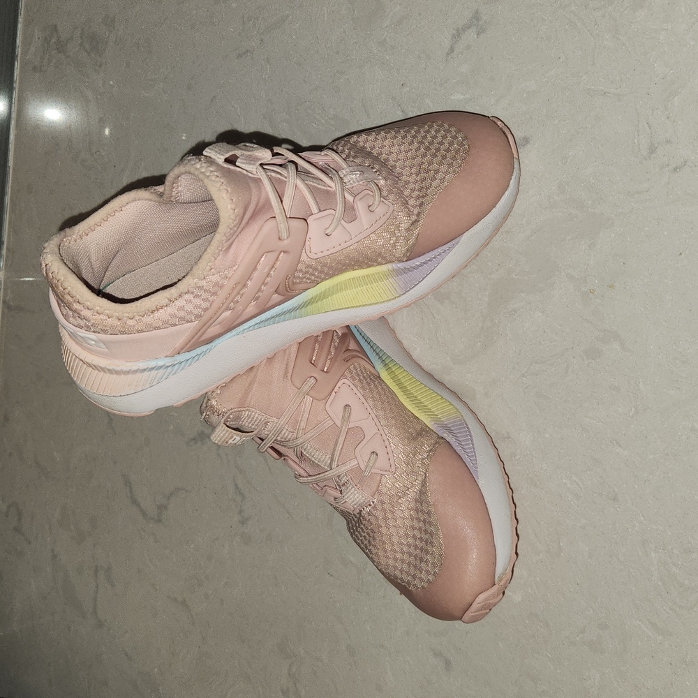 Girls Saucony slip on sneakers